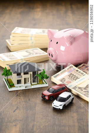 家と車のミニチュアとブタの貯金箱（新紙幣バージョン） 119056902