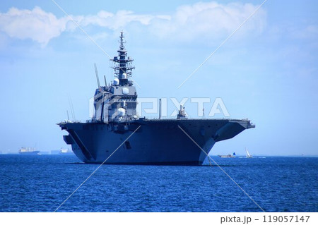 横須賀沖に錨泊する… 護衛艦いずも 119057147