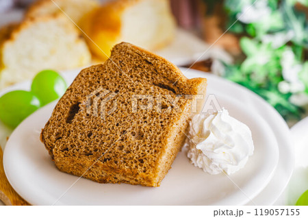 米粉の珈琲シフォンケーキ 生クリーム添え 米粉の珈琲シフォンケーキ 生クリーム添え 119057155