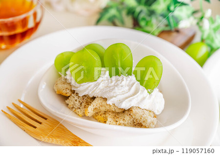 ホイップクリームを乗せた紅茶のシフォンケーキ 119057160