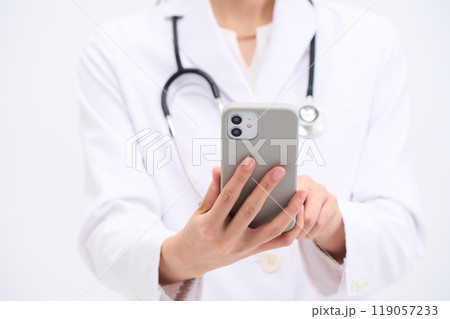オンライン診療　女医　医療従事者　医者　ドクター　薬剤師　看護師 119057233