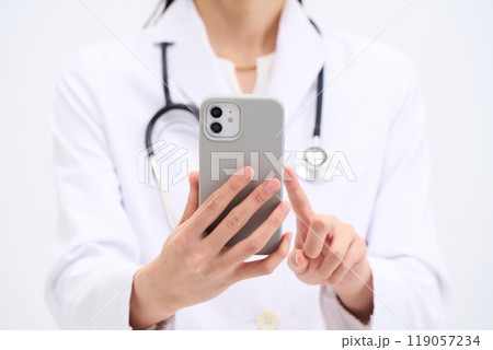 オンライン診療　女医　医療従事者　医者　ドクター　薬剤師　看護師 119057234