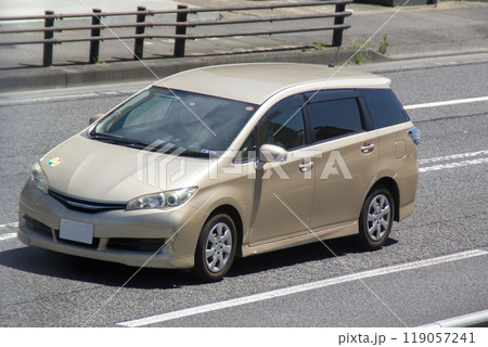 ワンボックスカー ミニバン 道路走行 119057241