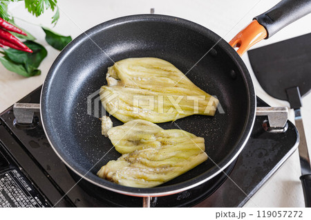 ガスコンロで焼く広げた茄子 119057272