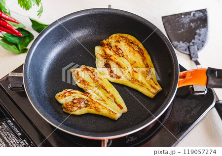 ガスコンロで焼く広げた茄子 119057274
