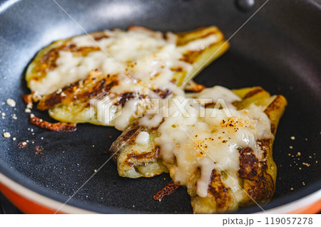 焼き上がったナスのチーズがけ 焼き上がったナスのチーズがけ 119057278