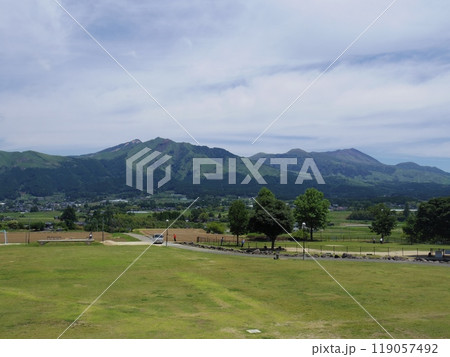 熊本県南阿蘇村より望む阿蘇五岳 119057492