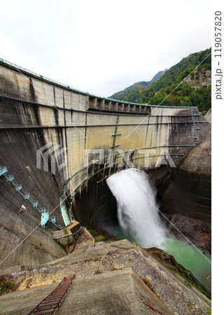 高度成長期の日本を立山の山中から下支えした… アーチ式の景観と観光放水が大迫力の『黒部ダム』 119057820