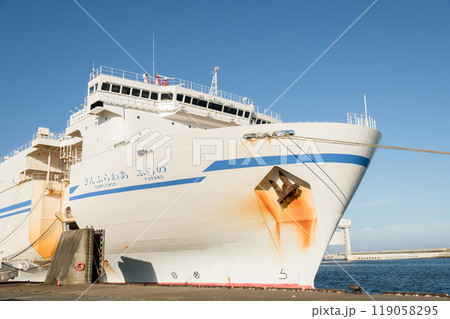 【大洗港に停泊中のさんふらわあ　ふらの　前方のランプウェイ】 119058295