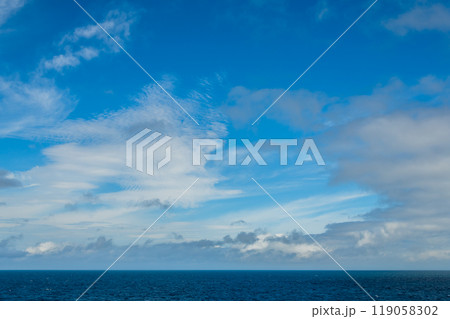【入道雲がくずれた夏~秋の大海原からの大空 空背景や空合成素材】 【入道雲がくずれた夏~秋の大海原からの大空 空背景や空合成素材】 119058302