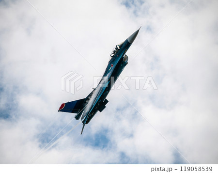 急上昇するF-2戦闘機 急上昇するF-2戦闘機 119058539