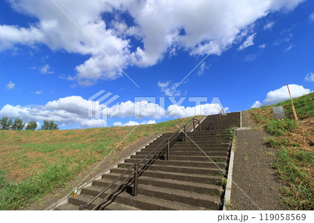 堤防に上がる階段と夏の空 堤防に上がる階段と夏の空 119058569