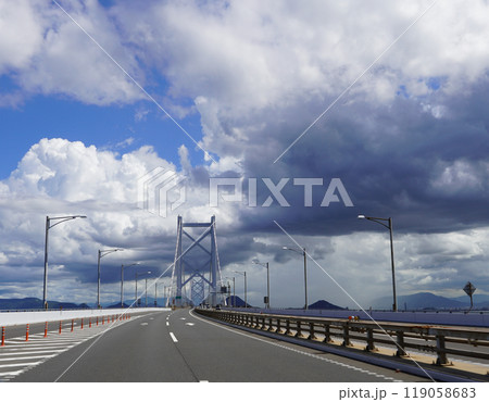 瀬戸大橋で海を渡る　備讃瀬戸大橋（香川県坂出市） 119058683