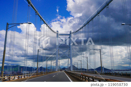 瀬戸大橋で海を渡る 備讃瀬戸大橋(香川県坂出市) 瀬戸大橋で海を渡る 備讃瀬戸大橋(香川県坂出市) 119058730
