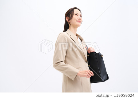 ビジネスバッグを持つビジネスウーマン 119059024