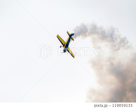 曲技飛行をするプロペラ機 119059133