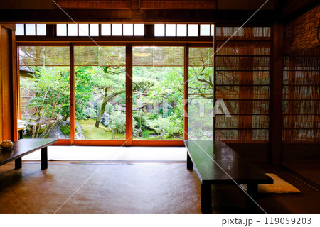 京都の旧家の座敷の風景 119059203
