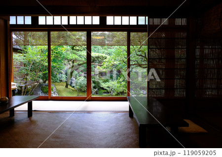 京都の旧家の座敷の風景 119059205