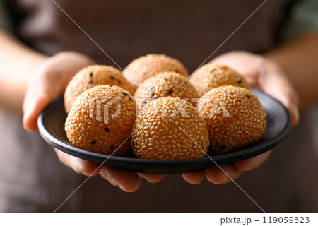 Sesame ball, Fried glutinous rice flour coated with sesame seeds and filled with mung bean 119059323