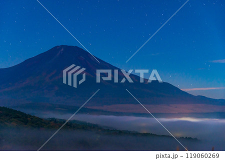 【山梨県】深夜の山中湖パノラマ台から望む、湖上の雲海と富士山 119060269