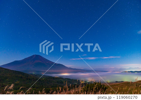 【山梨県】深夜の山中湖パノラマ台から望む、湖上の雲海と富士山 119060270