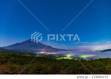 【山梨県】深夜の山中湖パノラマ台から望む、湖上の雲海と富士山 119060272