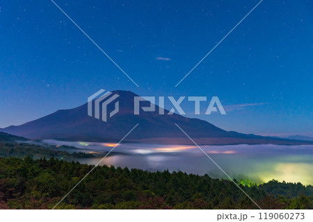 【山梨県】深夜の山中湖パノラマ台から望む、湖上の雲海と富士山 119060273