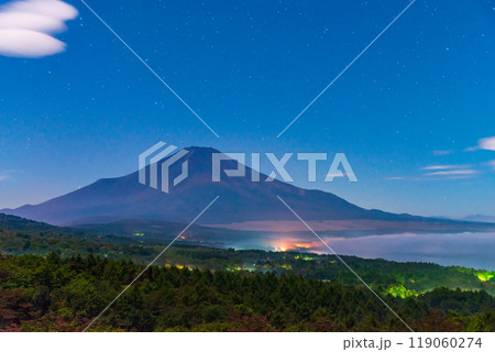 【山梨県】深夜の山中湖パノラマ台から望む、湖上の雲海と富士山 119060274