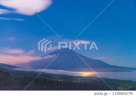 【山梨県】深夜の山中湖パノラマ台から望む、湖上の雲海と富士山 119060276