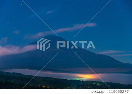 【山梨県】深夜の山中湖パノラマ台から望む、湖上の雲海と富士山 【山梨県】深夜の山中湖パノラマ台から望む、湖上の雲海と富士山 119060277