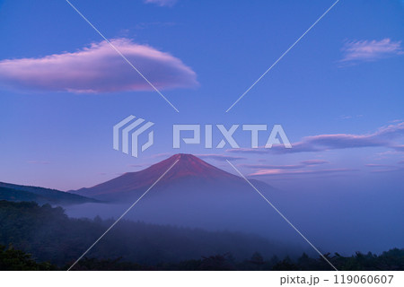 【山梨県】夜明け頃の山中湖パノラマ台から望む、湖上の雲海と富士山 119060607