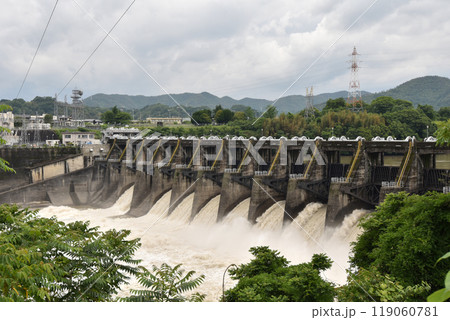 勢いよく水を吐き出す木曽川の兼山ダム 119060781