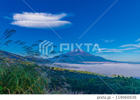 【山梨県】朝の山中湖パノラマ台から望む、湖上の雲海と富士山 119060836