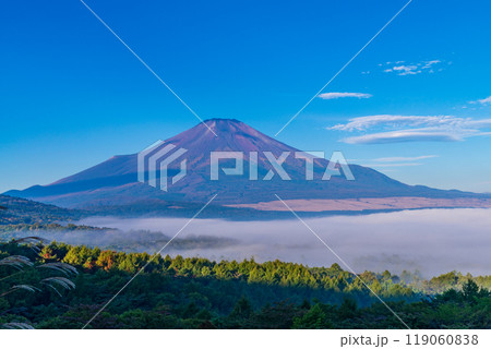 【山梨県】朝の山中湖パノラマ台から望む、湖上の雲海と富士山 119060838