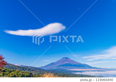 【山梨県】朝の山中湖パノラマ台から望む、湖上の雲海と富士山 119060840