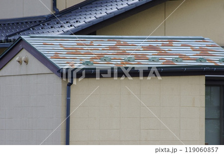 物置の錆びた鋼板屋根の様子 119060857