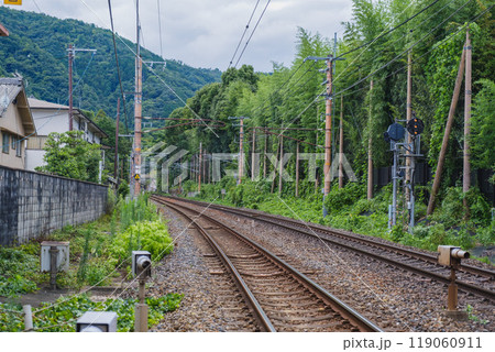 [京都]嵐山の町中に突如現れる自然豊かな線路の風景 119060911