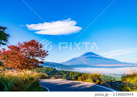 【山梨県】朝の山中湖パノラマ台道路から望む、湖上の雲海と富士山 119060944