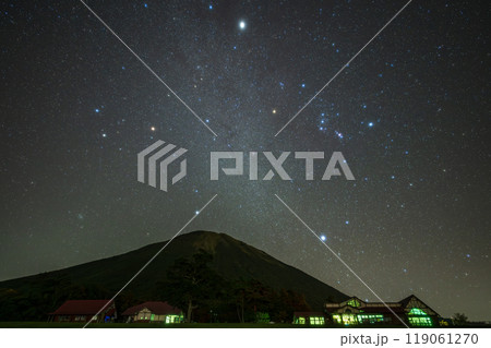 日本の鳥取県の大山のとても美しい星空 日本の鳥取県の大山のとても美しい星空 119061270
