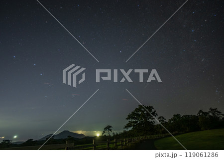 日本の鳥取県の大山のとても美しい星空 119061286