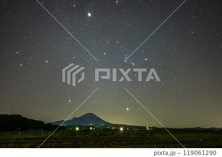 日本の鳥取県の大山のとても美しい星空 日本の鳥取県の大山のとても美しい星空 119061290