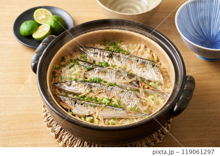 土鍋で炊いた秋刀魚ごはん 119061297