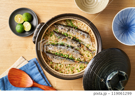 土鍋で炊いた秋刀魚ごはん 119061299