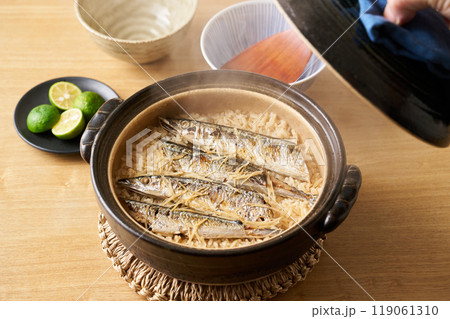 土鍋で炊いた秋刀魚ごはん 119061310