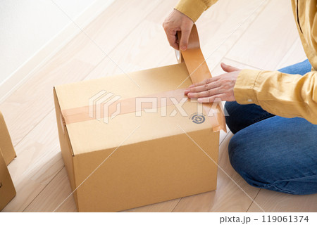 引越し用のダンボールをたくさん作るミドル〜シニア女性 119061374