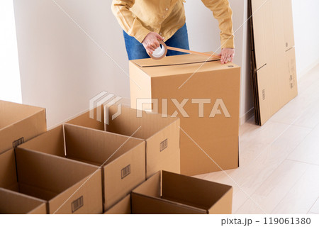 引越し用のダンボールをたくさん作るミドル〜シニア女性 119061380