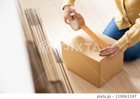 引越し用のダンボールをたくさん作るミドル〜シニア女性 119061397