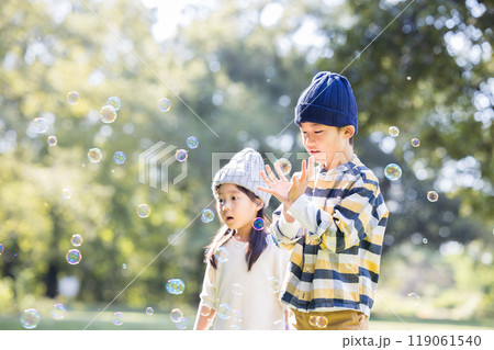 兄妹　仲良し　シャボン玉 119061540