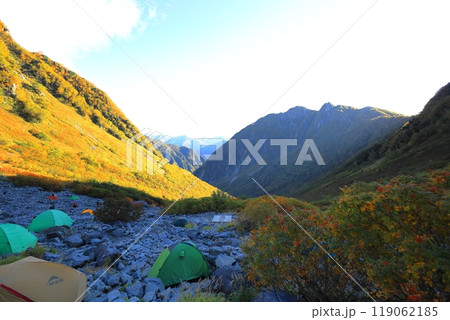 北アルプス　涸沢の絶景紅葉 119062185