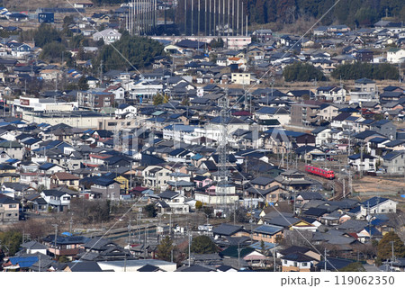 田舎町を走る赤い電車、 119062350